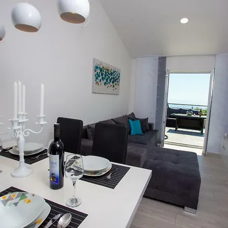 Ana * Макарска